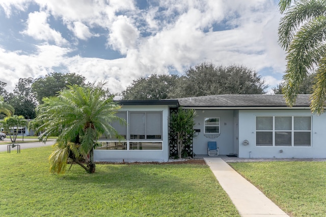 single story home featuring a front lawn