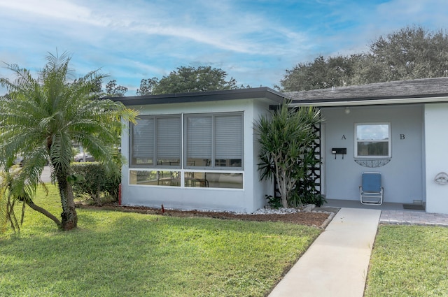 view of front of property featuring a front yard