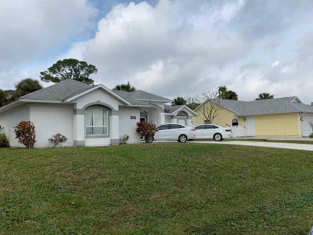 single story home with a front lawn