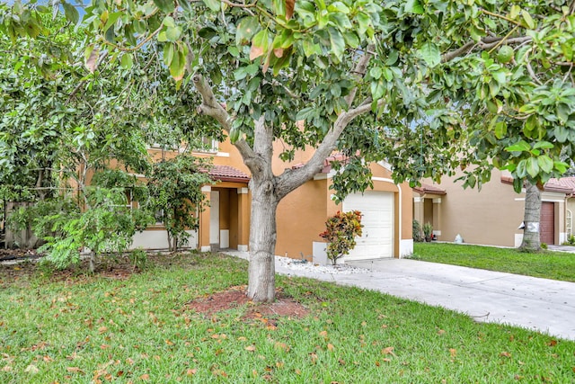 view of front of property featuring a front lawn