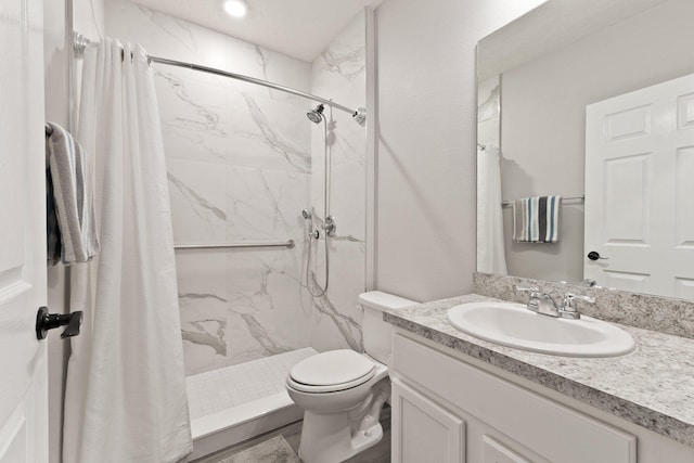 bathroom featuring a shower with shower curtain, vanity, and toilet