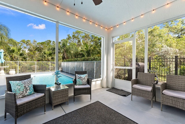 sunroom with ceiling fan