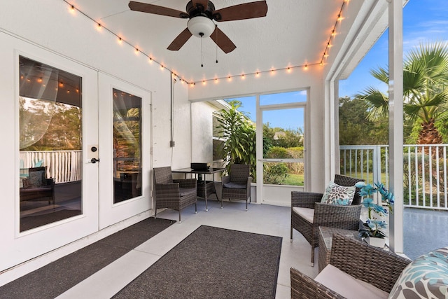 sunroom with ceiling fan