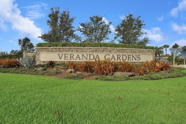 community sign with a lawn