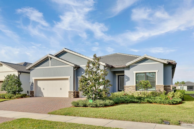 view of front facade featuring a garage and a front yard