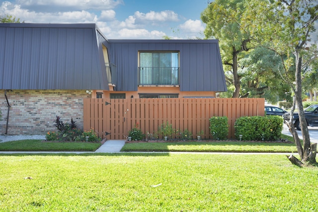 view of front of house with a front yard