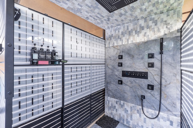 bathroom featuring tiled shower