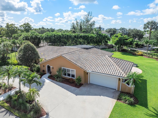 view of front of property featuring a front yard and a garage