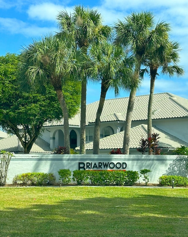 community sign featuring a lawn