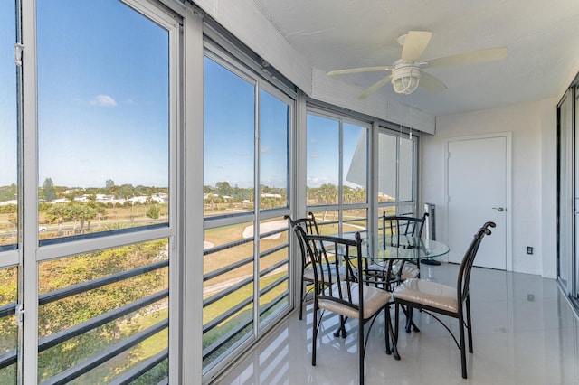 sunroom with ceiling fan