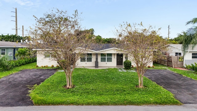 view of front of house featuring a front lawn