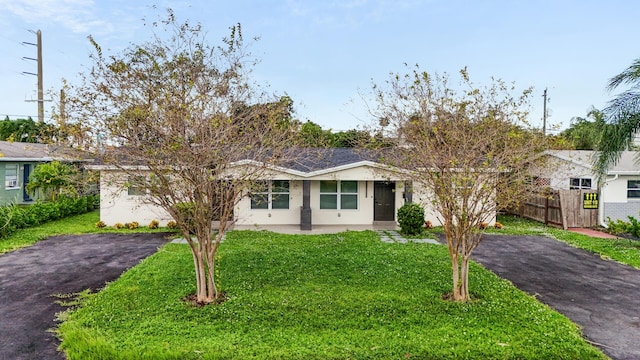 ranch-style house featuring a front yard