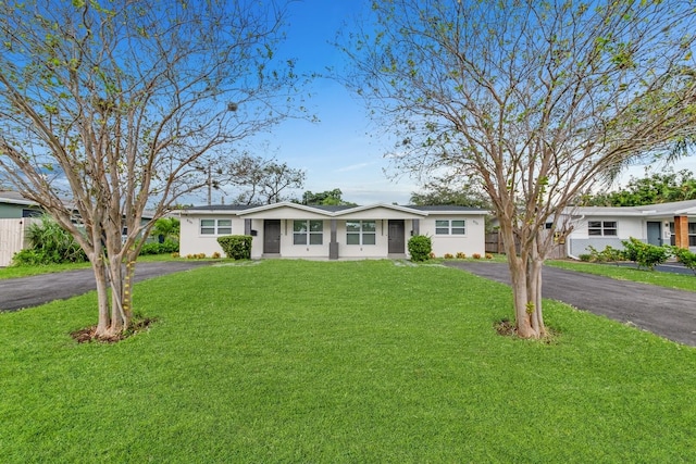 single story home with a front yard