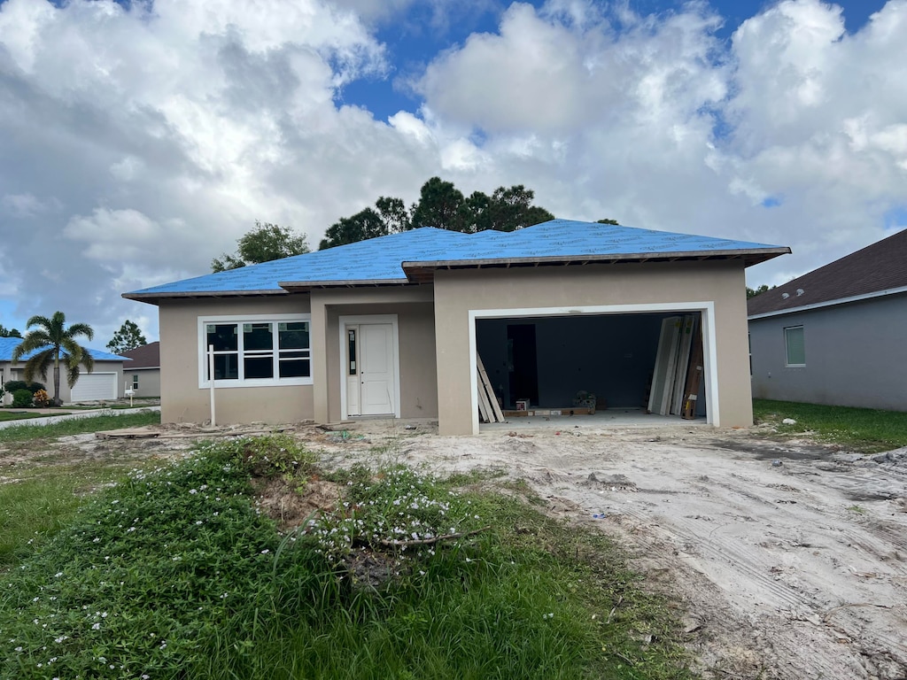 view of front facade with a garage