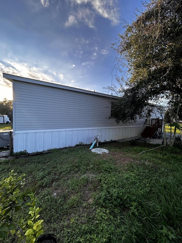 view of yard featuring a rural view