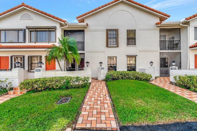 view of front of home featuring a front lawn