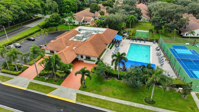 view of swimming pool