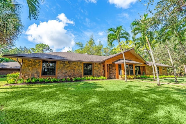 view of front of property featuring a front lawn