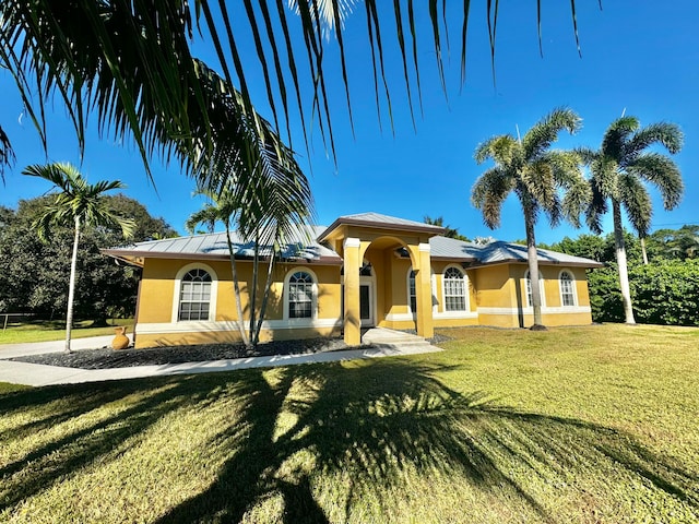 view of front facade featuring a front lawn