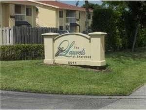 community / neighborhood sign featuring a yard