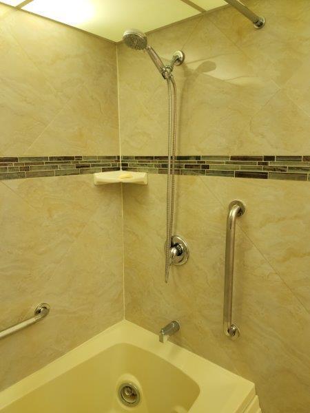 bathroom with tiled shower / bath combo