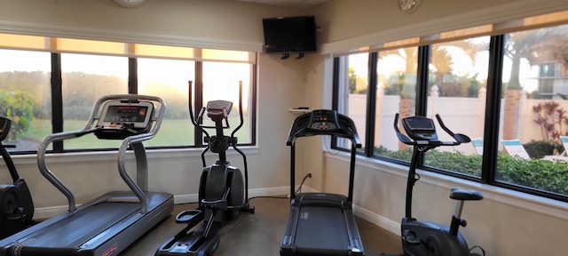 workout area with baseboards