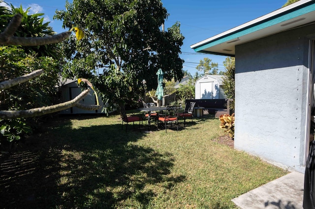 view of yard featuring a storage unit