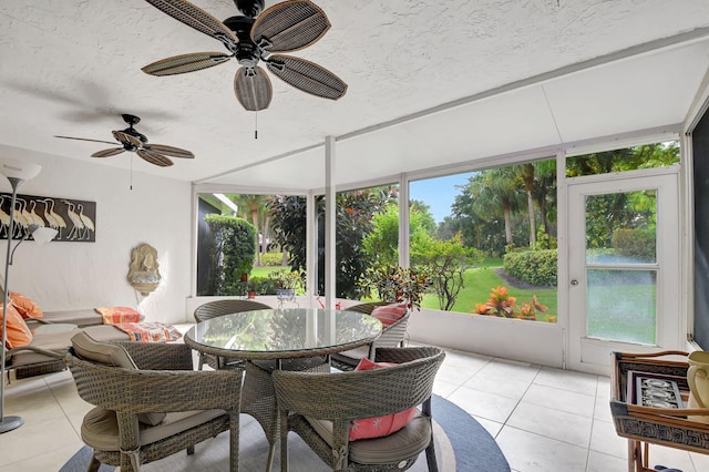 sunroom with ceiling fan