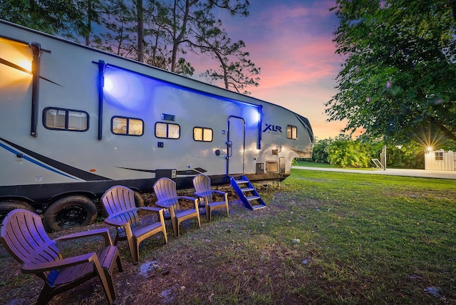 view of yard at dusk