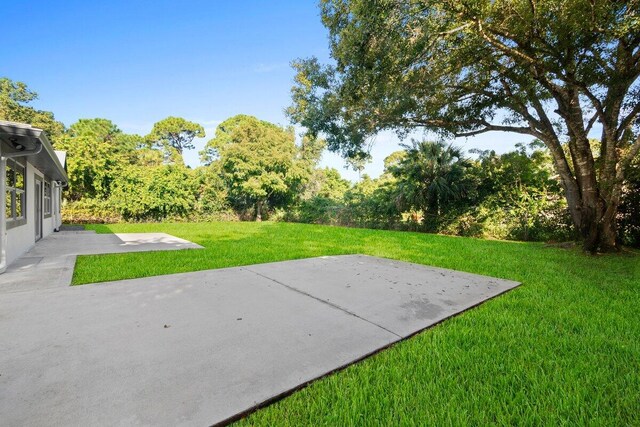 810 Bradley St, Fort Pierce, FL 34982 - view of green lawn featuring a patio
