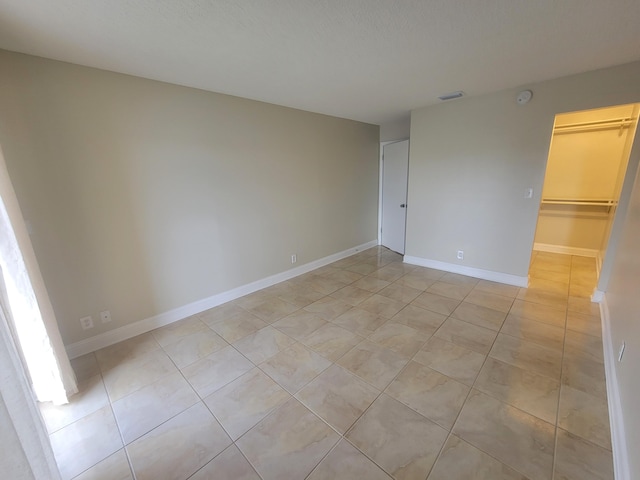 spare room featuring light tile patterned floors