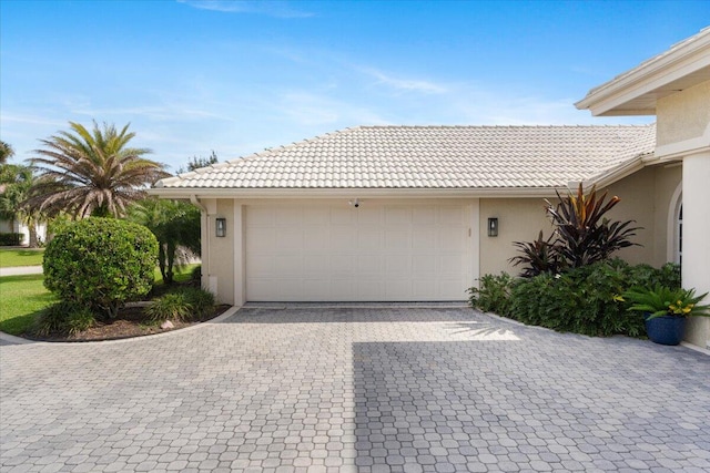 view of front facade featuring a garage