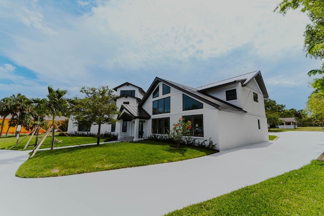 view of front facade featuring a front yard