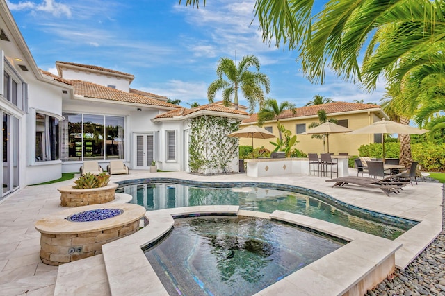 view of pool featuring a patio area, an outdoor bar, an in ground hot tub, and an outdoor fire pit