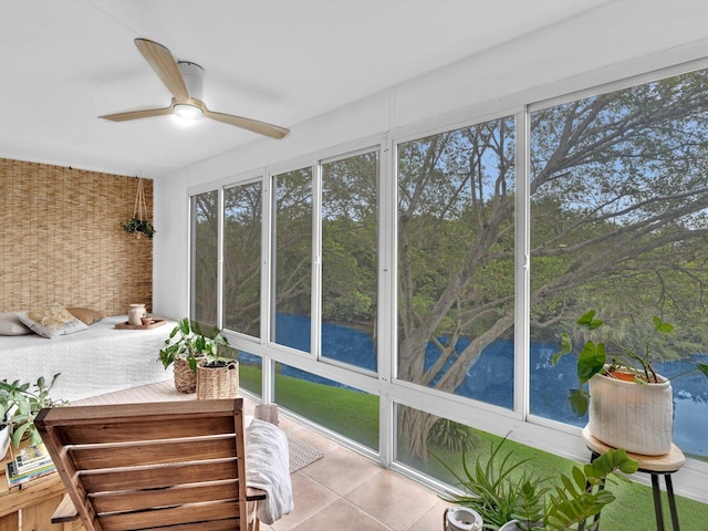 sunroom / solarium with a hot tub and ceiling fan