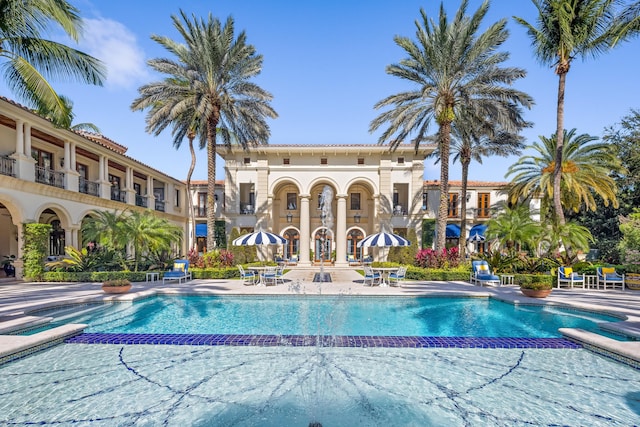 view of swimming pool with a jacuzzi and a patio