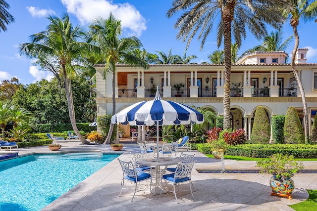 view of swimming pool featuring a patio area