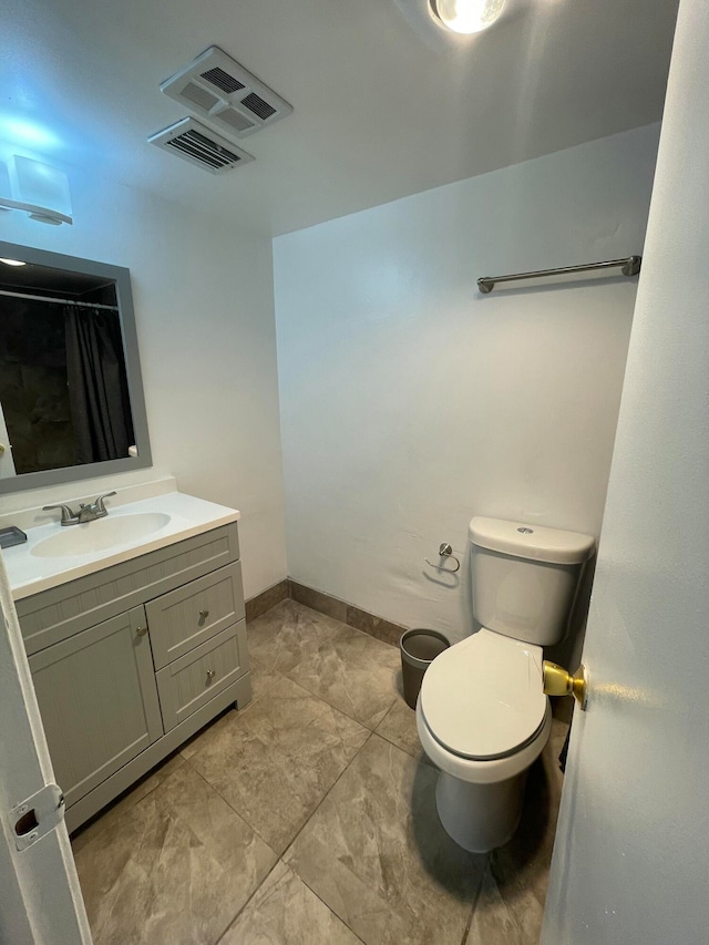 bathroom with a shower with shower curtain, vanity, and toilet