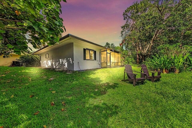 view of yard at dusk