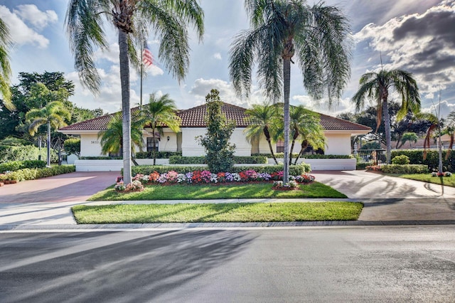 view of front facade with a front lawn