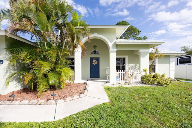 view of front of house featuring a front yard