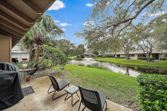 view of yard featuring a water view