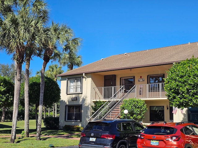 view of front of house featuring a front lawn