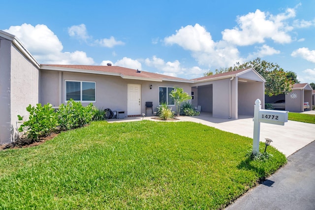 single story home with a front lawn