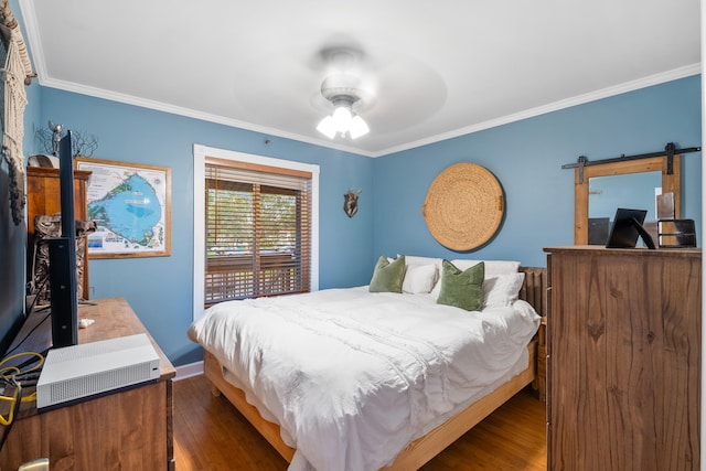 bedroom featuring ceiling fan, dark hardwood / wood-style floors, and crown molding