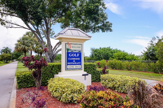 view of community / neighborhood sign