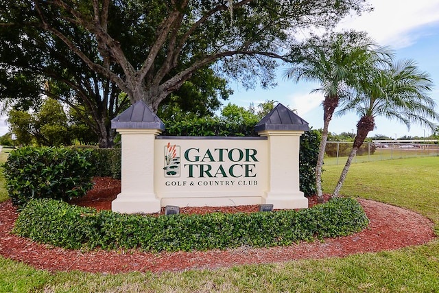 community / neighborhood sign featuring a lawn