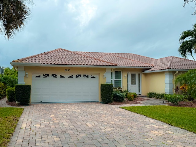 view of front facade featuring a garage