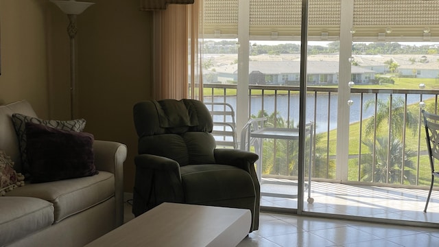 6936 Huntington Ln Unit 405, Delray Beach, FL 33446 - living area with plenty of natural light, light tile patterned floors, a water view, and a residential view