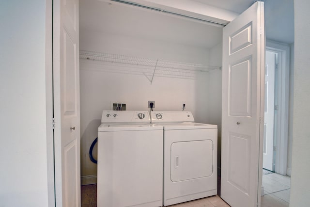 washroom featuring light tile patterned flooring and independent washer and dryer